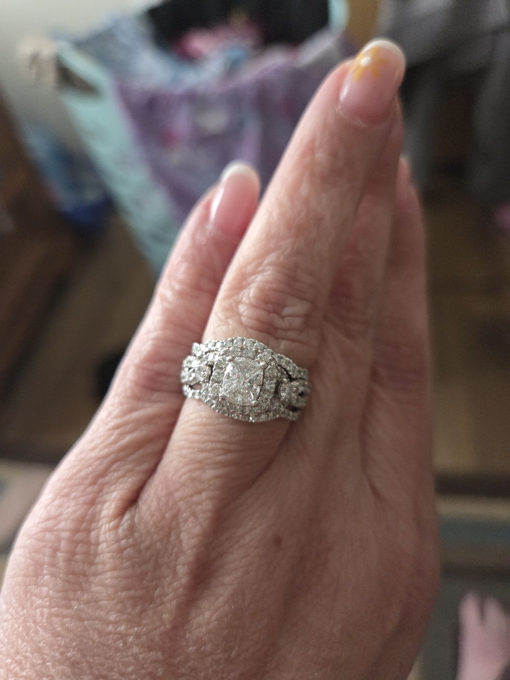 BEAUTIFUL 14KT WHITE GOLD AND DIAMOND RING 2CT tw